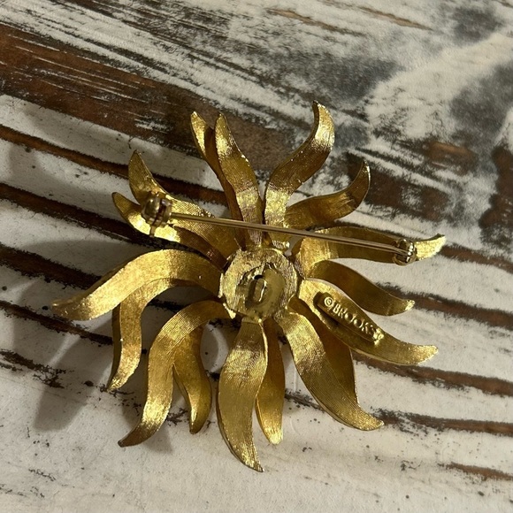 Vintage Gold Tone Flower Brooks Brooch Signed - Picture 7 of 10